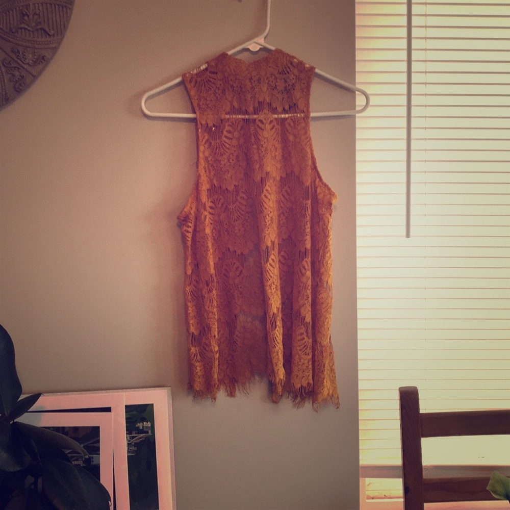 Adorable lace, open back tank!